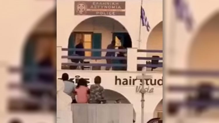 Γύφτοι ξυλοκόπησαν αστυνομικούς – Τους πέταξαν μέχρι και καρέκλες (ΒΙΝΤΕΟ)
