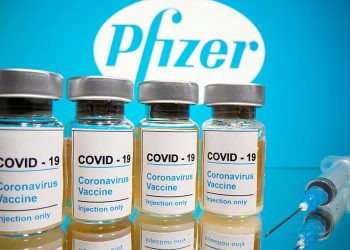 Βρετανία: Η Pfizer ζητά έγκριση για χρήση του εμβολίου σε ηλικίες 12-15 ετών