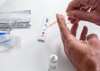 Self tests: Δωρεάν για όλους τους εργαζόμενους σε ιδιωτικό και δημόσιο τομέα – Πώς θα διατεθούν