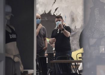Χαρδαλιάς: «Άναδρα θρασίμια» – Βίντεο από την επίθεση στις επιχειρήσεις της συζύγου του