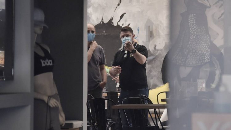 Χαρδαλιάς: «Άναδρα θρασίμια» – Βίντεο από την επίθεση στις επιχειρήσεις της συζύγου του