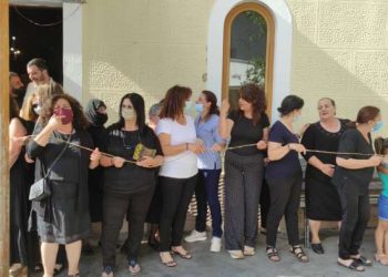 Έζωσαν τρεις φορές την εκκλησία  με κερί, για να προστατευτεί το χωριό από τις αρρώστιες!
