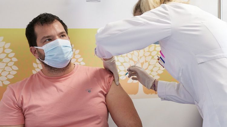 Υποχρεωτικός εμβολιασμός: Ποιες ομάδες θα ακολουθήσουν μετά τους υγειονομικούς