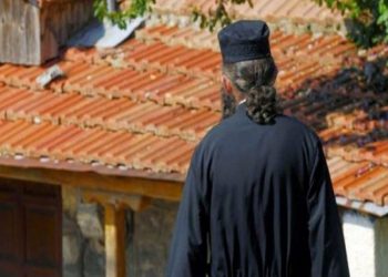 Συνελήφθη ιερέας για ενδοοικογενειακή βία -Κυνηγούσε στο χωριό την παπαδιά