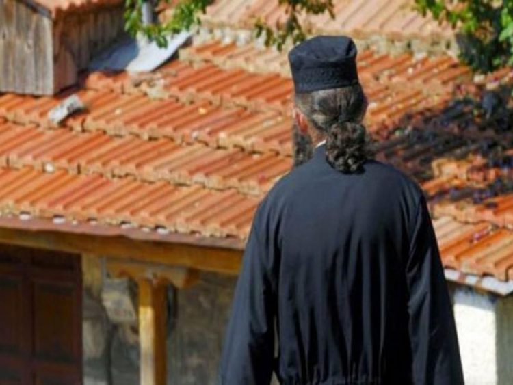 Συνελήφθη ιερέας για ενδοοικογενειακή βία -Κυνηγούσε στο χωριό την παπαδιά