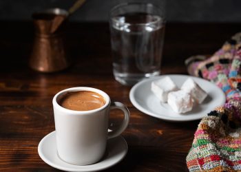 Περιπέτεια για 52χρονη που κατάπιε γυαλί ενώ έπινε καφέ