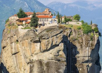 Πανηγυρίζει η Ιερά Μονή Αγίας Τριάδας Μετεώρων