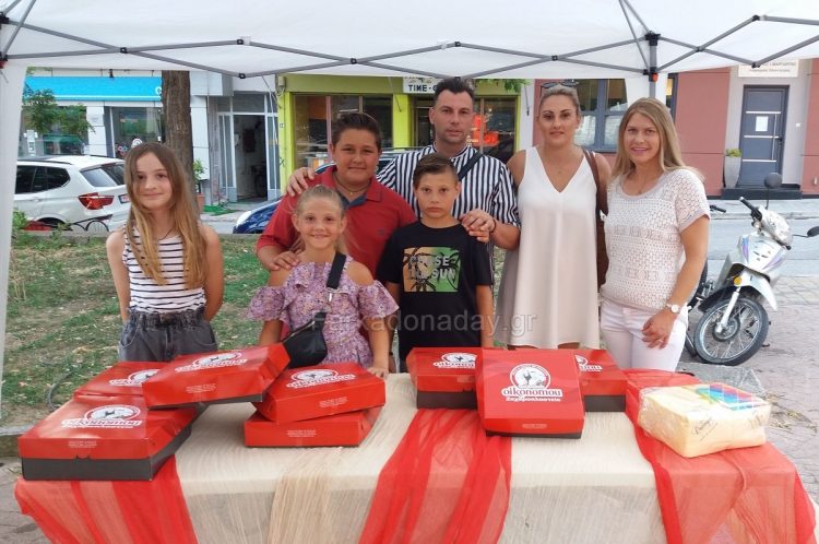 Γιορτάζει ο γιός του και χαίρεται.. Κέρασε όλο το χωριό!!