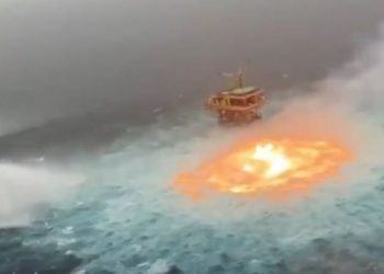 “Πύρινο μάτι” στην επιφάνεια του ωκεανού στο Μεξικό – Το ΒΙΝΤΕΟ που έγινε viral