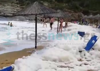 Πλημμύρισε «αφρούς» παραλία στη Χαλκιδική -Απίστευτες εικόνες, η εξήγηση των ειδικών