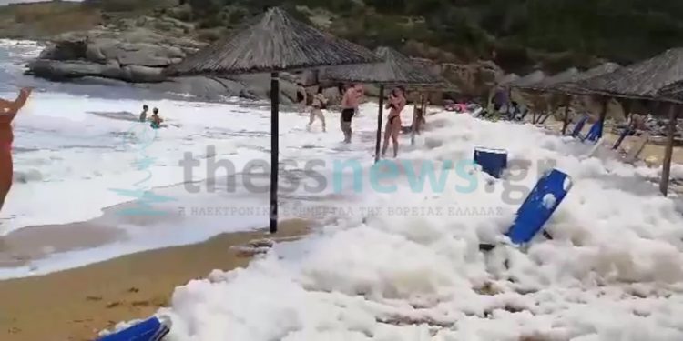 Πλημμύρισε «αφρούς» παραλία στη Χαλκιδική -Απίστευτες εικόνες, η εξήγηση των ειδικών