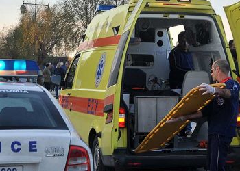 Τρίκαλα: Παιδάκι έπεσε από μπαλκόνι πολυκατοικίας και σώθηκε – Σε σοκ ο πατέρας του