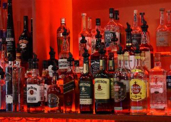 Μεγάλη επιχείρηση για τις «μπόμπες» – Κατασχέθηκαν 54 τόνοι νοθευμένων ποτών