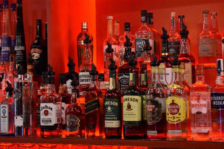 Μεγάλη επιχείρηση για τις «μπόμπες» – Κατασχέθηκαν 54 τόνοι νοθευμένων ποτών