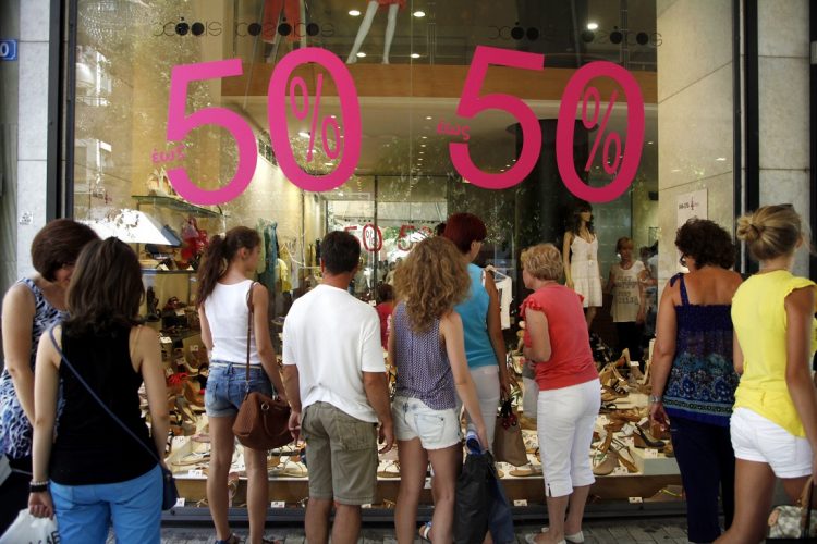 Την Δευτέρα ξεκινούν οι θερινές εκπτώσεις