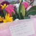 Η ανθοδέσμη και το χειρόγραφο σημείωμα του Παπαστεργίου