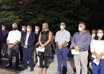 Η Νάτσινα προσευχόμενη στην Πόρτα Παναγιά