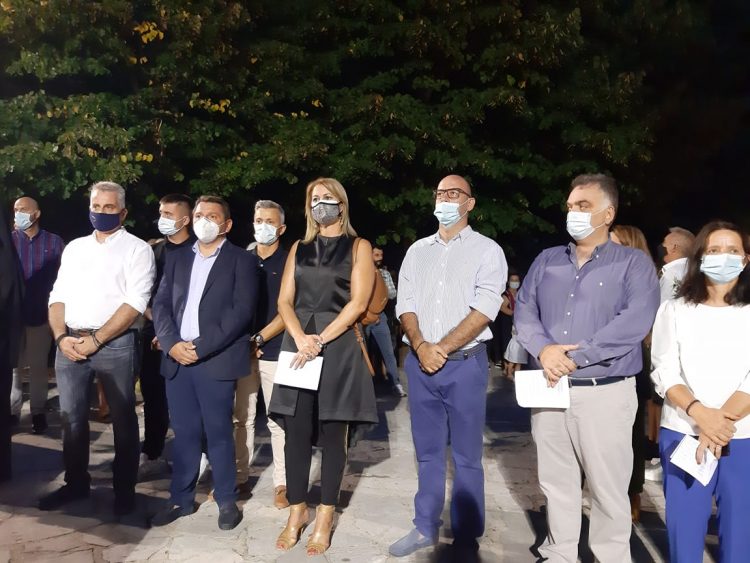 Η Νάτσινα προσευχόμενη στην Πόρτα Παναγιά
