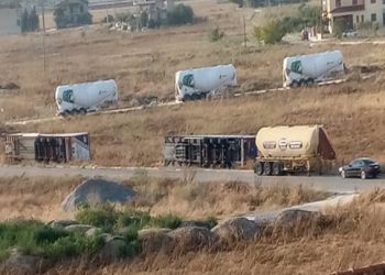 Δυνατό μπουρίνι “σάρωσε” τη Λάρισα – Ανατράπηκαν καρότσες από νταλίκες