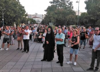 Συγκέντρωση διαμαρτυρίας των αρνητών του εμβολίου στα Τρίκαλα