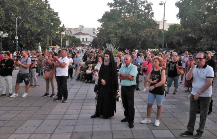 Συγκέντρωση διαμαρτυρίας των αρνητών του εμβολίου στα Τρίκαλα