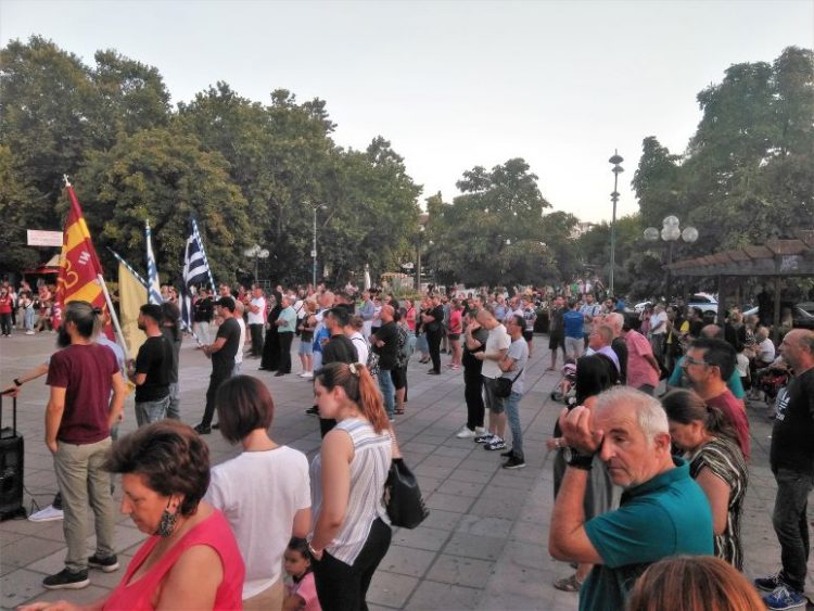 Συγκέντρωση διαμαρτυρίας των αρνητών του εμβολίου στα Τρίκαλα
