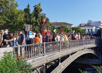 Θερμή υποδοχή επιφύλαξαν τα Τρίκαλα στη μικρή Αμάλ