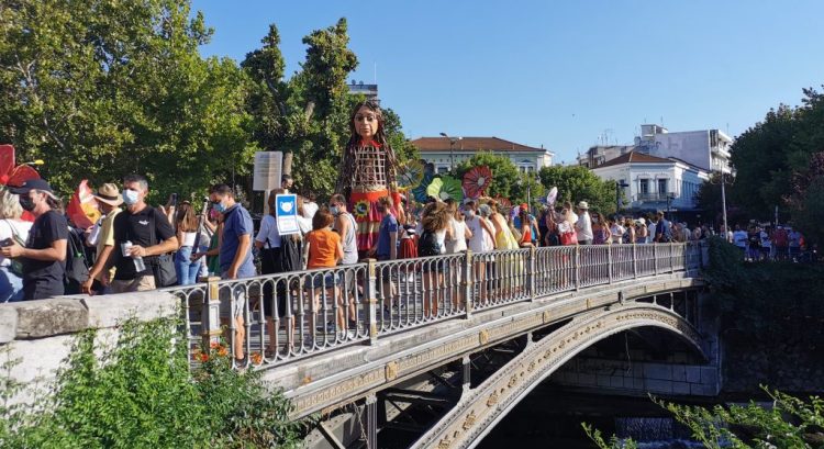 Θερμή υποδοχή επιφύλαξαν τα Τρίκαλα στη μικρή Αμάλ