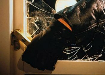Μπούκαραν σε σπίτι των Τρικάλων μέρα μεσημέρι αλλά τους πήραν χαμπάρι οι αστυνομικοί