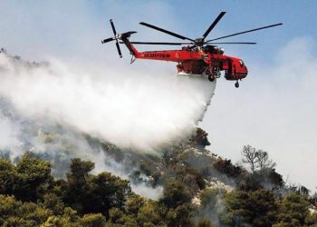 Με την συνδρομή ελικοπτέρου… υπό πλήρη έλεγχο η φωτιά στα Στουρναραίικα (ΒΙΝΤΕΟ)