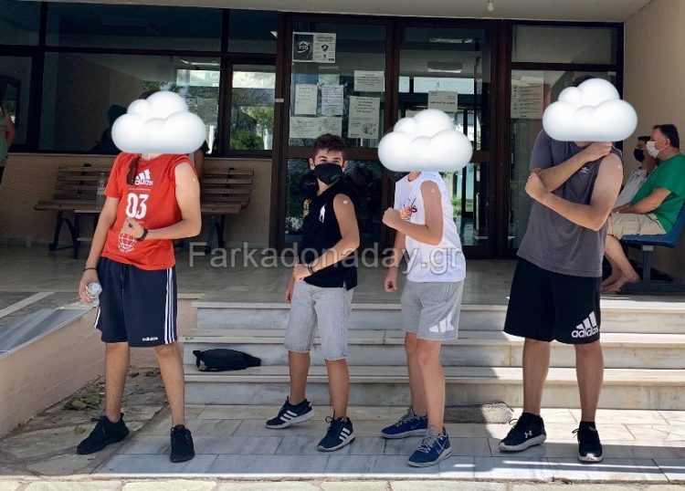 Τα πρώτα 12χρονα εμβολιάστηκαν στο Κέντρο Υγείας Φαρκαδόνας βάζοντας το λιθαράκι τους στο τείχος ανοσίας!