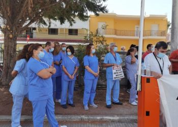 Κινητοποίηση κατά της υποχρεωτικότητας του εμβολιασμού πραγματοποίησαν οι εργαζόμενοι του Νοσοκομείου Τρικάλων  