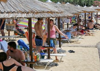Άγριος ξυλοδαρμός 47χρονου από ξενοδόχο για μια… ξαπλώστρα