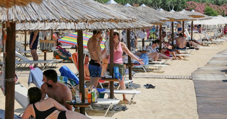 Άγριος ξυλοδαρμός 47χρονου από ξενοδόχο για μια… ξαπλώστρα