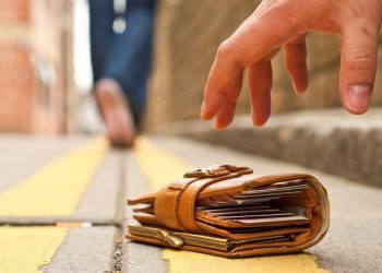 Νεαρός από το Γριζάνο βρήκε πορτοφόλι γεμάτο λεφτά και το παρέδωσε