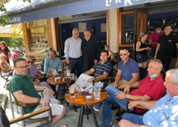 «Γαλάζια» παρέα για καφέ με θέα τους ιερούς βράχους των Μετεώρων
