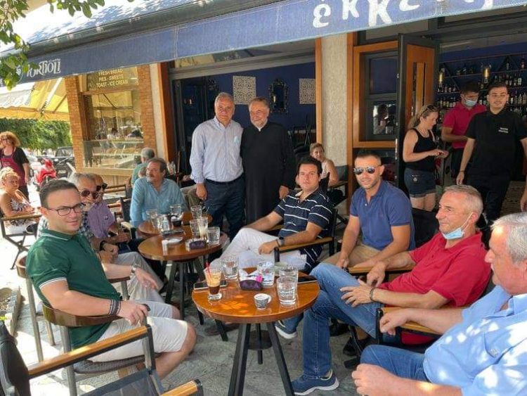 «Γαλάζια» παρέα για καφέ με θέα τους ιερούς βράχους των Μετεώρων
