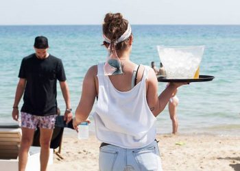 Νέα μέτρα.. Τι αλλάζει από τη Δευτέρα για τους εργαζόμενους στην εστίαση
