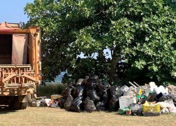 Ήρθε για διακοπές στην Ελλάδα και μάζεψε εθελοντικά ένα φορτηγό σκουπίδια