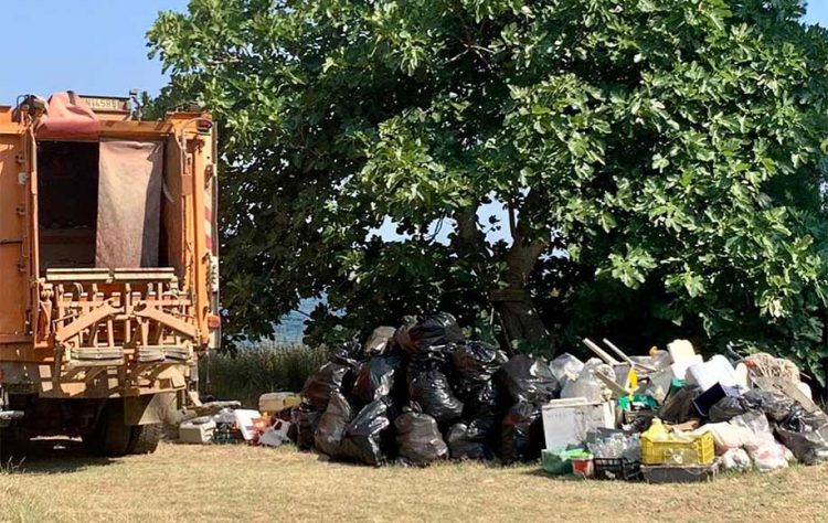 Ήρθε για διακοπές στην Ελλάδα και μάζεψε εθελοντικά ένα φορτηγό σκουπίδια
