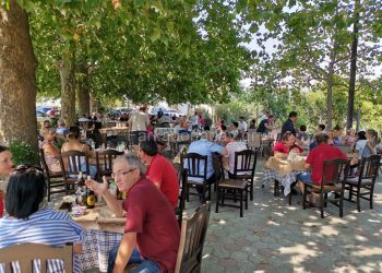 Όαση δροσιάς και γεύσεων στο Τσιπουράδικο του Κοσμά στο Νεοχώρι!