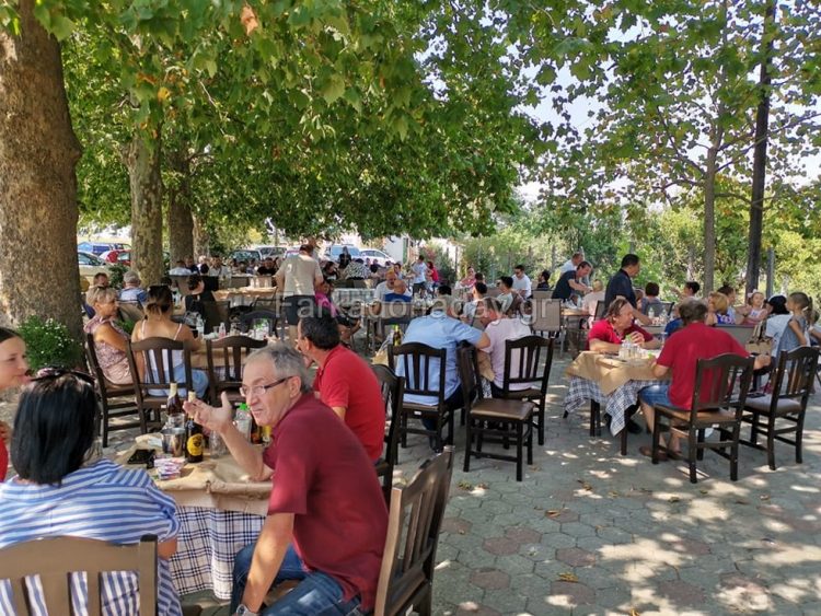 Όαση δροσιάς και γεύσεων στο Τσιπουράδικο του Κοσμά στο Νεοχώρι!