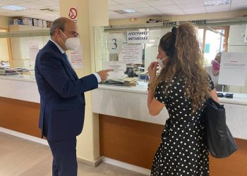 «Είμαι ο υπουργός, πιστέψτε με»: Υπάλληλος του ΕΦΚΑ δεν αναγνώρισε τον Χατζηδάκη
