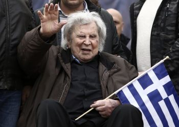 Ο Χρήστος Μιχαλάκης αποχαιρετά τον Μίκη Θεοδωράκη