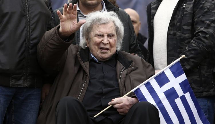 Ο Χρήστος Μιχαλάκης αποχαιρετά τον Μίκη Θεοδωράκη