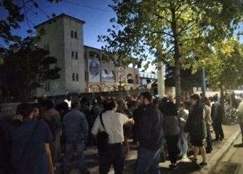 Δεκάδες αρνητές έξω από τη Μητρόπολη Λάρισας – Διαμαρτύρονται για την απόφαση να γίνουν εμβολιασμοί έξω από εκκλησίες!