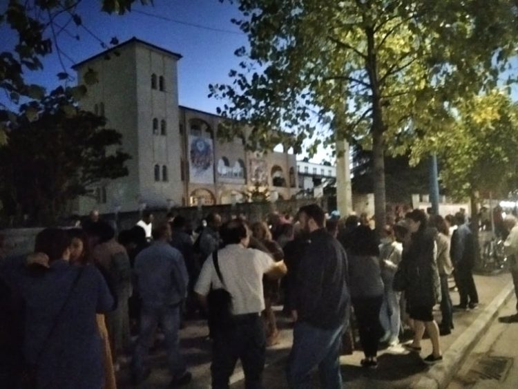 Δεκάδες αρνητές έξω από τη Μητρόπολη Λάρισας – Διαμαρτύρονται για την απόφαση να γίνουν εμβολιασμοί έξω από εκκλησίες!