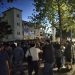 Δεκάδες αρνητές έξω από τη Μητρόπολη Λάρισας – Διαμαρτύρονται για την απόφαση να γίνουν εμβολιασμοί έξω από εκκλησίες!