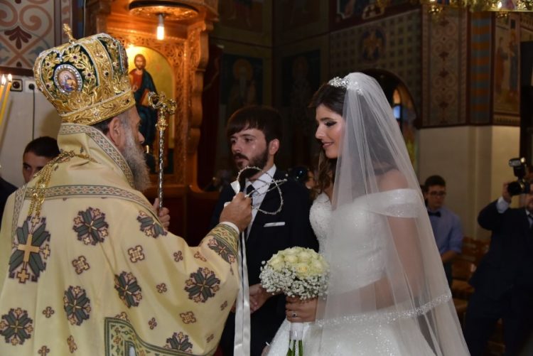 Ο διαφορετικός γάμος, εντός της Θείας Λειτουργίας, δύο νέων στο Μουζάκι (ΦΩΤΟ)