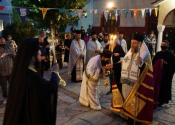 Με ευσέβεια και κατάνυξη οι κάτοικοι των Τρικάλων υποδέχτηκαν τον Τίμιο και Ζωοποιό Σταυρό του Κυρίου μας